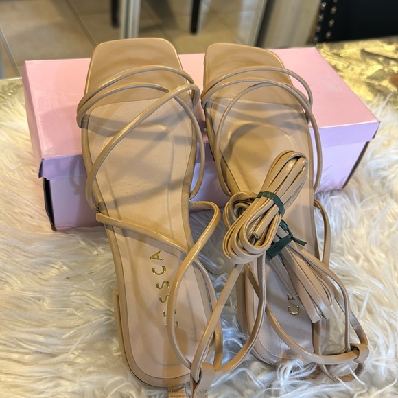 LOW HEEL FLAT SANDALS SIZE 7NEW NEVER WORN - Picture 1 of 3